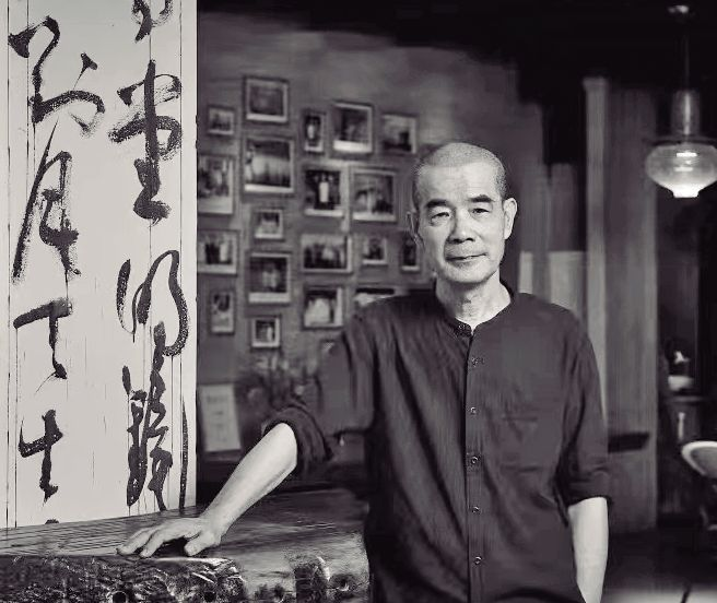 楊爭(zhēng)光：陜西乾縣人，1982年畢業(yè)于山東大學(xué)中文系。深圳市文聯(lián)原副主席，深圳市作家協(xié)會(huì)副主席、影視家協(xié)會(huì)副主席。長(zhǎng)期從事詩(shī)歌、小說(shuō)、影視劇寫(xiě)作。著有長(zhǎng)篇小說(shuō)《少年張沖六章》《我的歲月靜好》等，中短篇小說(shuō)集《黃塵》《黑風(fēng)景》《賭徒》《老旦是一棵樹(shù)》《公羊串門(mén)》《鬼地上的月光》《驢隊(duì)來(lái)到奉先畤》《棺材鋪》等。作品曾獲莊重文文學(xué)獎(jiǎng)、夏衍電影文學(xué)獎(jiǎng)、人民文學(xué)獎(jiǎng)等。作品被翻譯成多國(guó)文字在國(guó)外出版。      電影《雙旗鎮(zhèn)刀客》獲日本夕張?bào)@險(xiǎn)與幻想國(guó)際電影節(jié)大獎(jiǎng)；西柏林國(guó)際電影節(jié)新評(píng)論獎(jiǎng)；香港十佳電影等；《五魁》獲鹿特丹國(guó)際電影節(jié)觀眾最佳選票獎(jiǎng)；《雜嘴子》獲威尼斯電影節(jié)國(guó)會(huì)議員獎(jiǎng)；《黃沙青草紅太陽(yáng)》獲布拉格國(guó)際電影節(jié)大獎(jiǎng)；《How HarryBecameaTree》（根據(jù)《老旦是一棵樹(shù)》改編），2000年法國(guó)/意大利/愛(ài)爾蘭聯(lián)合出品。電視劇《水滸傳》獲中國(guó)電視劇“飛天獎(jiǎng)”、金鷹獎(jiǎng)；《激情燃燒的歲月》總策劃，獲中國(guó)電視劇“飛天獎(jiǎng)”、金鷹獎(jiǎng)等。      楊爭(zhēng)光的最新長(zhǎng)篇小說(shuō)《我的歲月靜好》入選2022年中國(guó)作家協(xié)會(huì)重點(diǎn)作品扶持項(xiàng)目，并榮獲第九屆“深圳十大佳著”，這是2012年以來(lái)，楊爭(zhēng)光唯一一部新作，也是自《少年張沖六章》之后的唯一一部長(zhǎng)篇小說(shuō)?！段业臍q月靜好》一經(jīng)出版，好評(píng)如潮。