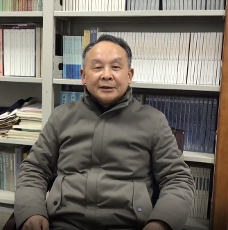 陳文新，教育部“長江學(xué)者”特聘教授，國家社科基金重大招標(biāo)項(xiàng)目首席專家，教育部重點(diǎn)教材《中國古代文學(xué)史》首席專家，兼任中華炎黃文化研究會科舉研究分會主席團(tuán)主席?，F(xiàn)為武漢大學(xué)文學(xué)院教授委員會主席、中國傳統(tǒng)文化研究中心學(xué)術(shù)委員會主任。主編有十八卷本《中國文學(xué)編年史》、《歷代科舉文獻(xiàn)整理與研究叢刊》等。著有《中國文學(xué)流派意識的發(fā)生和發(fā)展》《明代文學(xué)與科舉文化生態(tài)》《傳統(tǒng)小說與小說傳統(tǒng)》《中國文化中的小說傳統(tǒng)》等。