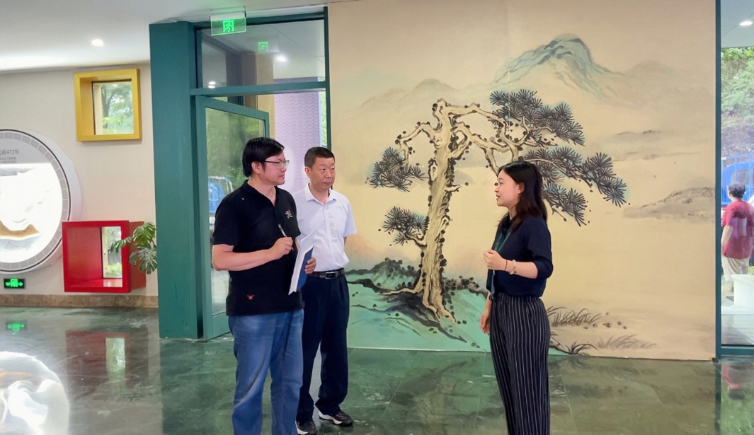 “中國一日”大型文學實踐活動走進南京“世界文學客廳”。（左起：作家曹峰峻、省作協(xié)聯(lián)絡部潘劍、文學客廳專職文史宣傳員萬梓葉）