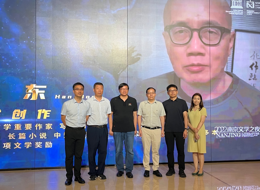 合影留念（右起：向南星、匡軍、聞一武、曹峰峻、潘劍、陳恒?。?></p> 
 <p style=