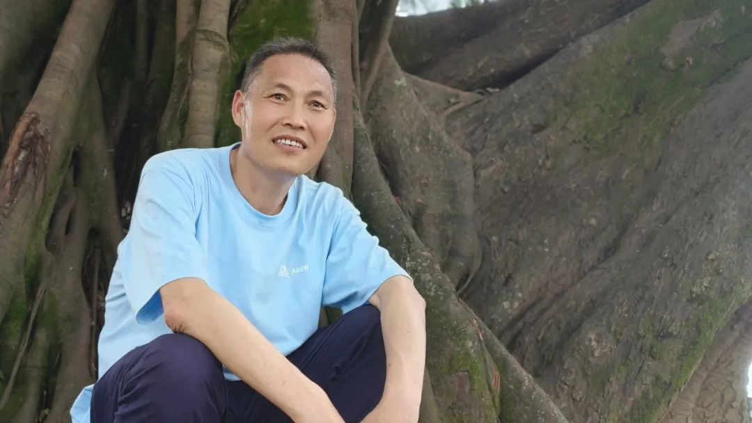 陳年喜，生于一九七〇年，陜西省丹鳳縣人。高中畢業(yè)后曾從事礦山爆破工作十六年，期間堅持在空炸藥箱上、在巖石上、在床鋪上記錄驚心動魄的井下人生。二〇一五年因頸椎受損離開爆破崗位，后在貴州旅游公司從事文案工作，又到北京皮村的工友之家做義工。二〇二〇年因確診患塵肺病，離職回鄉(xiāng)休養(yǎng)。已出版《微塵》《炸裂志》《活著就是沖天一喊》等著作，獲第一屆桂冠工人詩人獎，入選《南方人物周刊》“2021魅力人物·100張中國臉”評選。