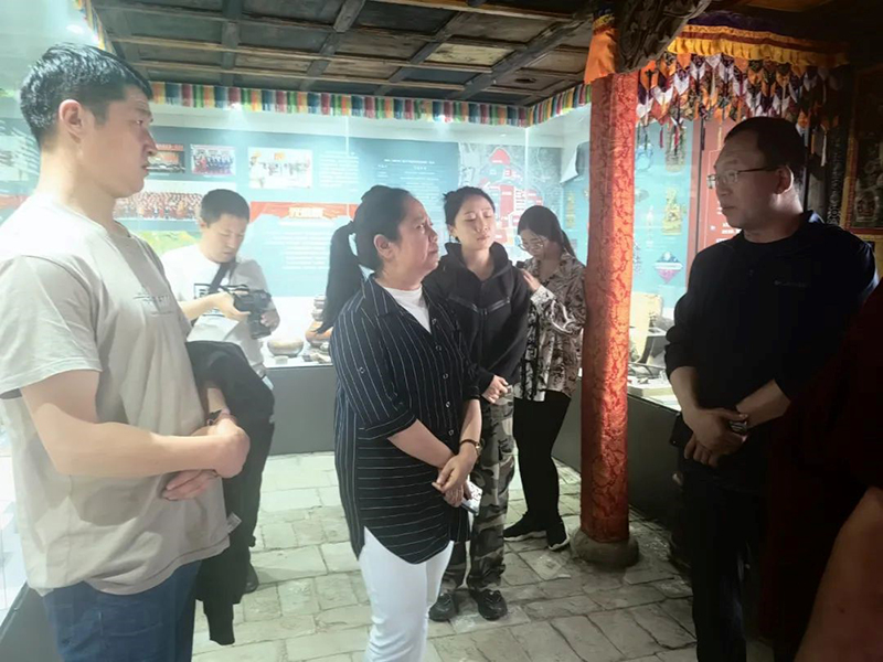 張旻（左）向青海省博物館館長王進(jìn)先（右）等請(qǐng)教文物故事挖掘工作