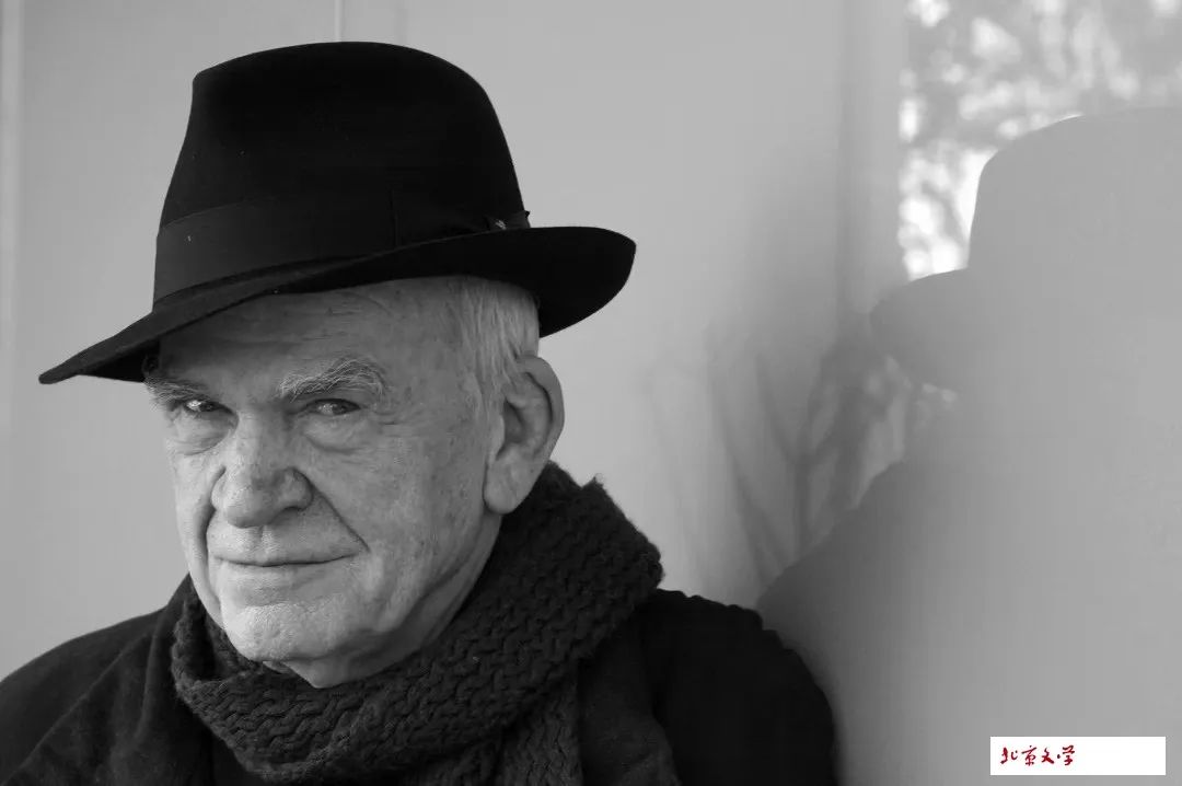 米蘭·昆德拉（捷克語：Milan Kundera，1929年4月1日—2023年7月12日）是捷克裔法國籍作家，出生于捷克斯洛伐克的布爾諾。1975年流亡法國，1981年歸化為法國公民。2019年重獲捷克公民身份。他在近年接受采訪的時候稱自己為法國作家，認(rèn)為自己的作品應(yīng)歸類為法國文學(xué)。其作品有長篇小說《玩笑》《生活在別處》《告別圓舞曲》《笑忘錄》《不能承受的生命之輕》和《不朽》，以及短篇小說集《好笑的愛》是以作者母語捷克文寫成。而他的長篇小說《慢》《身份》和《無知》，隨筆集《小說的藝術(shù)》《被背叛的遺囑》《帷幕》以及新作《相遇》則是以法文寫成?！堆趴撕退闹魅恕废底髡邞騽〈碜?。2020年9月20日，獲得卡夫卡文學(xué)獎。
