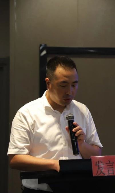 呼倫貝爾市翻譯家協(xié)會(huì)副主席、秘書長陳巴爾虎旗文聯(lián)副主席慶和