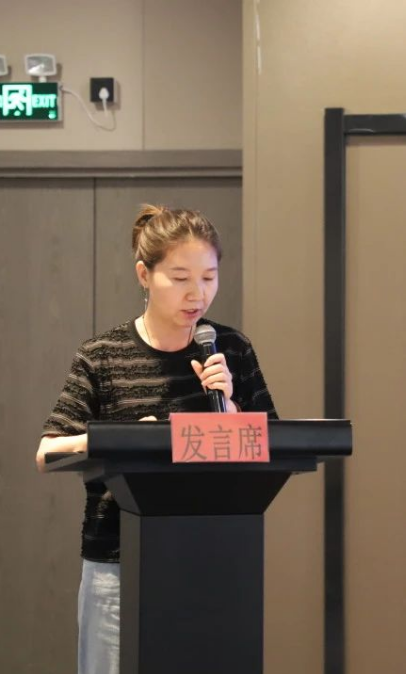 內(nèi)蒙古翻譯家協(xié)會(huì)副秘書長趙朝霞傳達(dá)了內(nèi)蒙古文聯(lián)第九次代表大會(huì)會(huì)議精神。