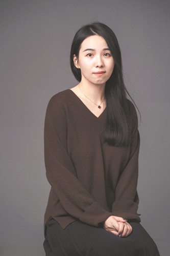 朱婧，文學(xué)博士，早稻田大學(xué)訪問學(xué)者，南京師范大學(xué)文學(xué)院副教授，碩士生導(dǎo)師，哥廷根大學(xué)“文化接觸——作家駐留”項(xiàng)目作家。出版有小說集《譬若檐滴》《貓選中的人》等。獲江蘇省第七屆紫金山文學(xué)獎(jiǎng)。