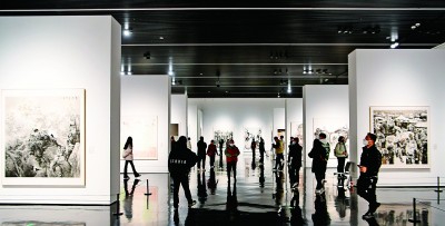 3月18日，藝術(shù)愛好者在“第五屆全國中國畫展覽”現(xiàn)場參觀。新華社發(fā)