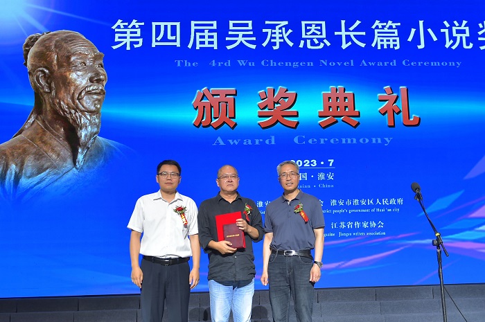《人民文學(xué)》雜志社副主編陳濤，淮安市文聯(lián)黨組書記、主席王維國(guó)為龐貝頒獎(jiǎng)