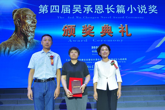 《人民文學(xué)》雜志社事業(yè)發(fā)展部主任康有勝，中共淮安市淮安區(qū)委常委、宣傳部部長(zhǎng)祁素娟為季玉頒獎(jiǎng)