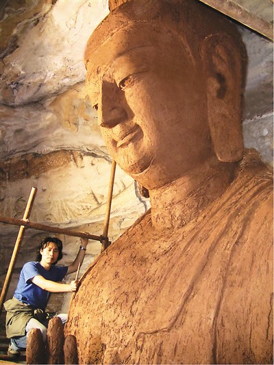 　史延春在云岡石窟第十號(hào)窟佛造像復(fù)原現(xiàn)場(chǎng)。 　　受訪者供圖