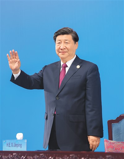  7月28日晚，第三十一屆世界大學生夏季運動會在四川省成都市隆重開幕。這是國家主席習近平在主席臺上向大家揮手致意。   新華社記者 鞠 鵬攝