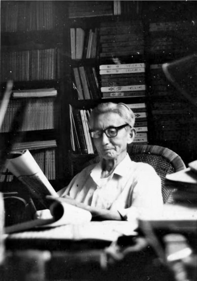 學(xué)人小傳  劉敦愿（1918—1997），湖北漢陽人。1944年畢業(yè)于國立藝術(shù)?？茖W(xué)校西畫科。1947年應(yīng)聘于山東大學(xué)，先后在中文系、歷史系執(zhí)教。早年致力于山東地區(qū)田野考古調(diào)查，晚年專注于美術(shù)考古研究，針對史前陶器藝術(shù)、商周青銅藝術(shù)、東周與漢代繪畫藝術(shù)等問題撰寫了一系列論文。著有《劉敦愿文集》。