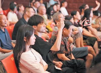 　觀眾們正在武漢市永芳古戲院觀看演出。 　　圖片均為王郭驥攝