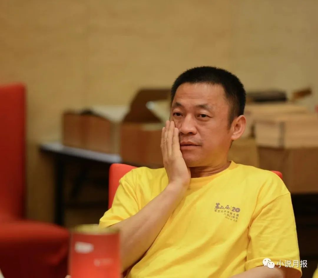 李亞，安徽亳州譙城人。出版中短篇小說集《幸福的萬花球》《初冬》等四部、長篇小說《流芳記》《花好月圓》等四部，曾獲十月文學獎、《小說月報》百花獎、《中國作家》鄂爾多斯文學獎中篇小說獎、魯彥周文學獎中篇小說獎、全軍文藝“新作品獎”一等獎等獎項。