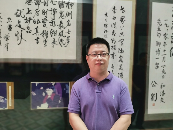 田耳，1976年生于湖南鳳凰，現居于廣西。2007年，田耳憑借中篇小說《一個人張燈結彩》獲得第四屆魯迅文學獎，成為該獎史上最年輕的得主