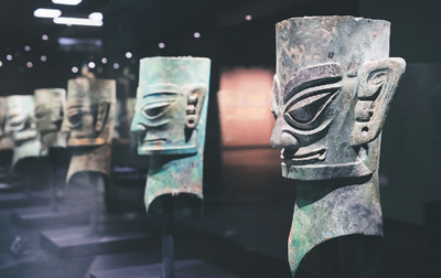 　三星堆博物館新館“巍然王都”展區(qū)陳列的青銅人頭像。  　　三星堆博物館供圖