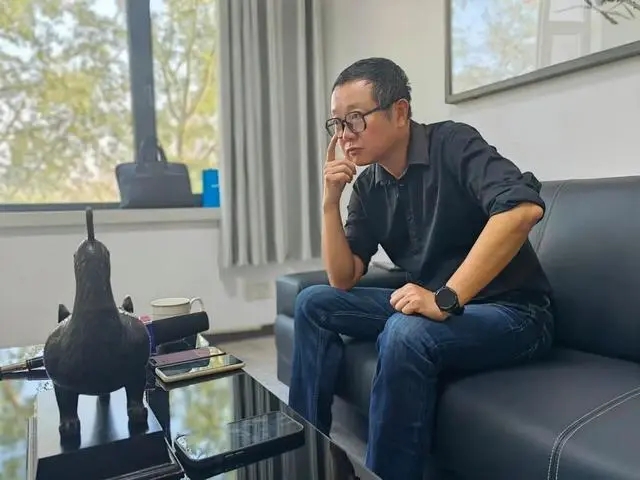 劉慈欣在陽泉接受記者采訪。新華社記者 孫亮全 攝