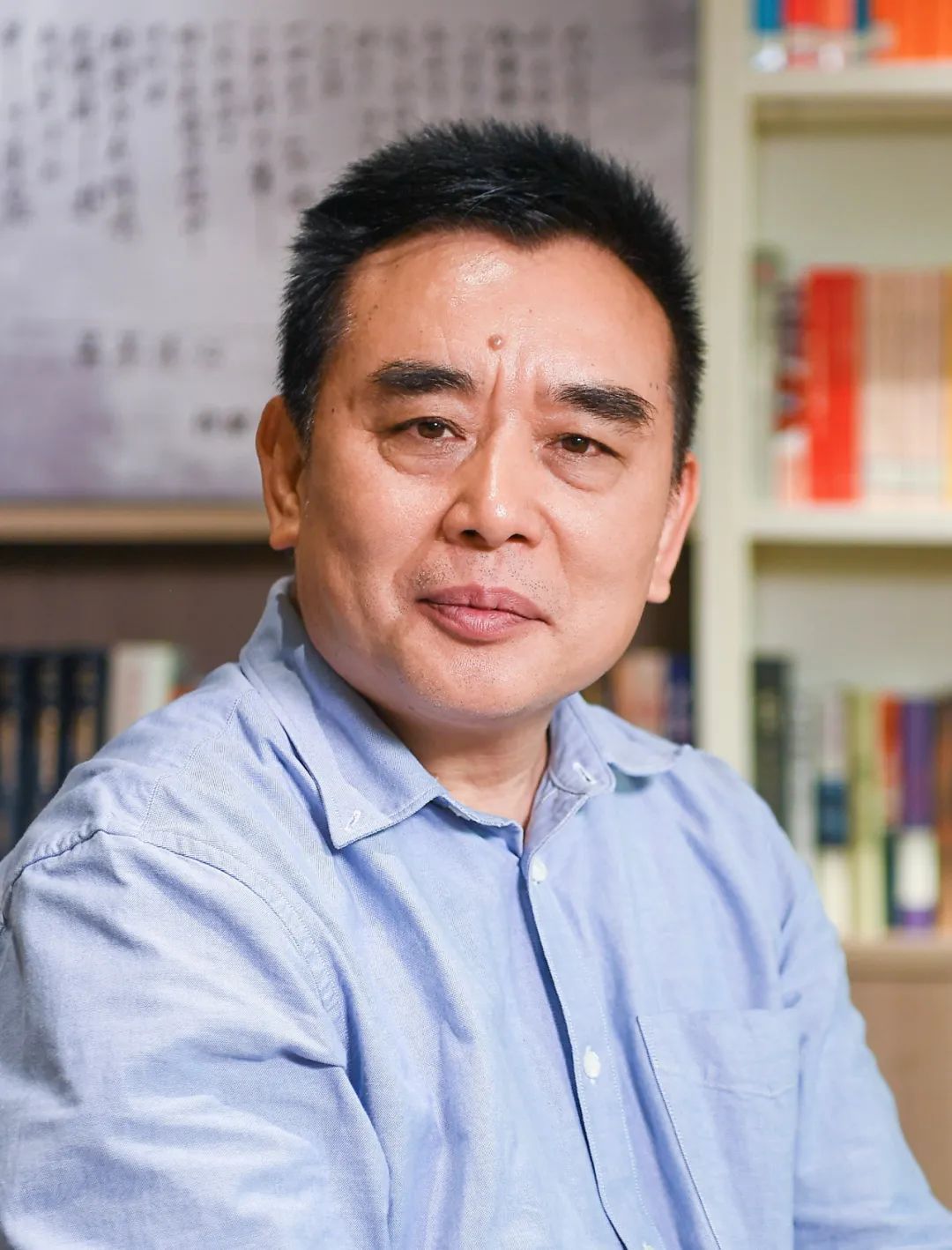 王躍文，著名作家，湖南省溆浦縣人。著有長(zhǎng)篇小說(shuō)《家山》《國(guó)畫(huà)》《梅次故事》《亡魂鳥(niǎo)》《朝夕之間》《蒼黃》《大清相國(guó)》《愛(ài)歷元年》，中短篇小說(shuō)集《漫水》《無(wú)雪之冬》，散文隨筆集《幽默的代價(jià)》《喊山應(yīng)》，訪談錄《王躍文文學(xué)回憶錄》《無(wú)違》等。其中《大清相國(guó)》被翻譯成日文出版，小說(shuō)集《漫水》被翻譯成英文出版。先后獲魯迅文學(xué)獎(jiǎng)、湖南省青年文學(xué)獎(jiǎng)、湖南省文化創(chuàng)新獎(jiǎng)、湖南省文學(xué)藝術(shù)獎(jiǎng)等，其作品既有對(duì)現(xiàn)實(shí)矛盾的銳利揭示，對(duì)歷史長(zhǎng)河的人文發(fā)現(xiàn)，也有對(duì)原鄉(xiāng)故土的深情回望。現(xiàn)居長(zhǎng)沙。