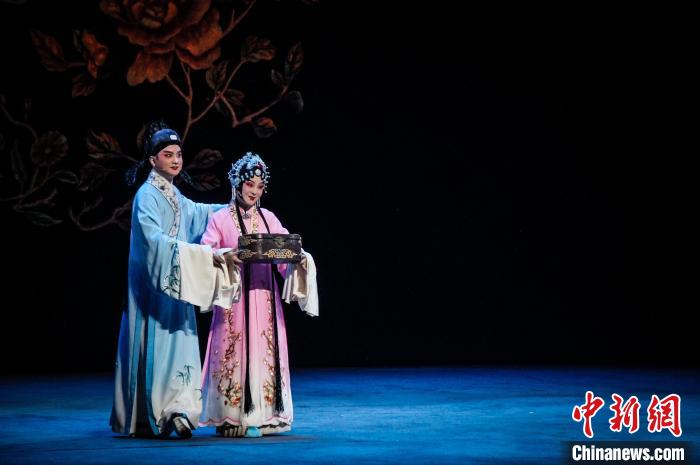 2023年5月15日，新版黃梅戲《羅帕記》在武漢上演?！∠目】?攝