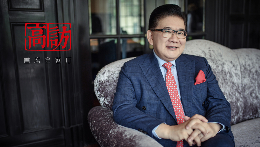 曹可凡：1963年7月27日生于上海，江蘇無錫人，1991年畢業(yè)于上海第二醫(yī)科大學(xué)（現(xiàn)上海交通大學(xué)醫(yī)學(xué)院），獲碩士學(xué)位。1987年開始業(yè)余參與主持電視節(jié)目，1995年任東方電視臺專職主持人，1997年獲全國播音主持“金話筒獎”?，F(xiàn)任上海廣播電視臺節(jié)目主持人、同濟大學(xué)客座教授。