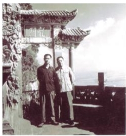 胡世宗與袁鷹（右）在昆明西山，攝于1975年