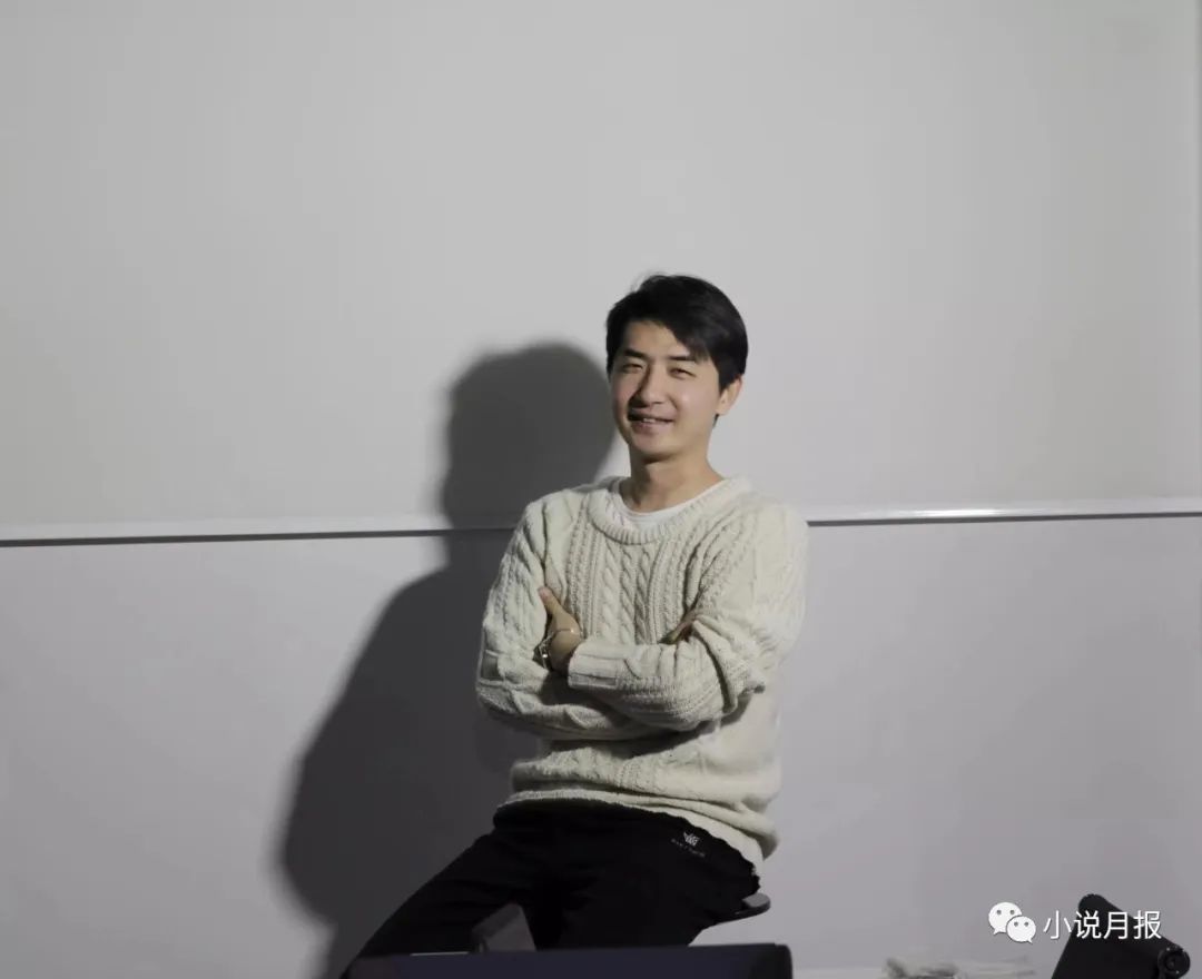 哥舒意，青年作家，魯迅文學(xué)院第十四屆中青年高研班學(xué)員。已出版《惡魔奏鳴曲》《中國孩子》等多部長篇。作品多次在《收獲》《萌芽》《青年文學(xué)》《上海文學(xué)》《小說界》《山花》等文學(xué)雜志發(fā)表。