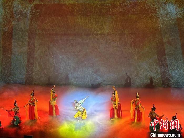 9月5日晚，音樂(lè)劇《飛天》中14首經(jīng)典唱段全新首演，采用聲光電技術(shù)，巧妙呈現(xiàn)敦煌文化元素。閆姣 攝