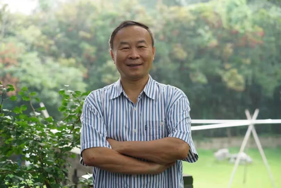許晨，中國(guó)作家協(xié)會(huì)會(huì)員，中國(guó)報(bào)告文學(xué)學(xué)會(huì)理事，山東省作協(xié)原副主席，青島市作協(xié)名譽(yù)主席。出版有《人生大舞臺(tái)——“樣板戲”啟示錄》《琴聲如訴》《山海閩東》，以及海洋紀(jì)實(shí)三部曲《第四極：中國(guó)蛟龍?zhí)柼魬?zhàn)深?！贰兑粋€(gè)男人的海洋》《耕海探洋》等多部報(bào)告文學(xué)和散文集，被譽(yù)為“海洋作家”。榮獲第七屆魯迅文學(xué)獎(jiǎng)、第五屆冰心散文獎(jiǎng)、第三屆中國(guó)工業(yè)文學(xué)大賽一等獎(jiǎng)等獎(jiǎng)項(xiàng)。