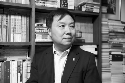 汪家明，曾任山東畫報(bào)出版社總編輯、生活·讀書·新知三聯(lián)書店副總編輯、人民美術(shù)出版社社長