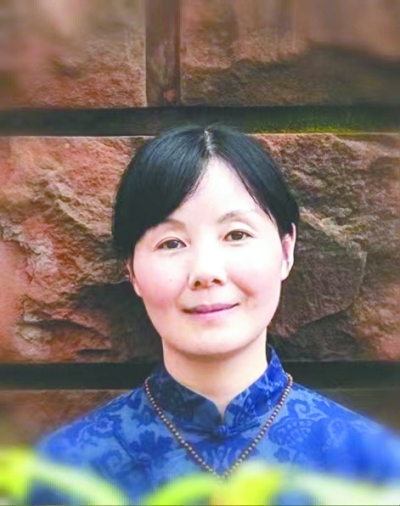 王蕓，中國作協(xié)會員，一級作家。生于湖北，現(xiàn)為南昌市文學(xué)藝術(shù)院專業(yè)作家。出版有長篇小說《對花》《江風(fēng)烈》，小說集《與孔雀說話》《薇薇安曾來過》《羽毛》，散文集《紙上萬物浮現(xiàn)如初》《此生》《穿越歷史的楚風(fēng)》《接近風(fēng)的深情表達(dá)》等。其作品曾獲得屈原文藝獎“優(yōu)秀人才獎”、湖北文學(xué)獎、冰心散文獎、林語堂小說獎等榮譽(yù)。