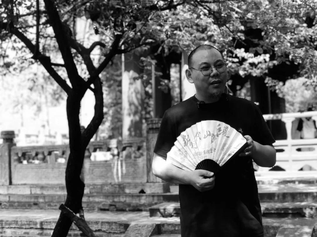 王十月，70后小說家?！蹲髌贰冯s志社社長(zhǎng)總編，泥石流文學(xué)獎(jiǎng)發(fā)起人。著有長(zhǎng)篇小說《無碑》《收腳印的人》《如果末日無期》《米島》《活物》等，小說集《國(guó)家訂單》《人罪》等數(shù)十種。獲第五屆魯迅文學(xué)獎(jiǎng)，《人民文學(xué)》年度中篇小說獎(jiǎng)、《中國(guó)作家》鄂爾多斯文學(xué)獎(jiǎng)，《小說選刊》年度中篇小說獎(jiǎng)，百花文學(xué)獎(jiǎng)等。多次上榜中國(guó)小說學(xué)會(huì)年度小說榜，中國(guó)散文學(xué)會(huì)年度散文榜及各類好書榜。