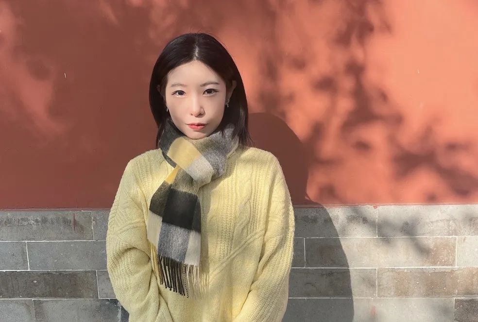三 三 第2屆入選作家中年齡最小的作家，已經(jīng)發(fā)表短篇小說集《離魂記》《俄羅斯套娃》《晚春》，并獲第二屆“鐘山之星”年度青年佳作獎(jiǎng)、2021年度“青花郎·人民文學(xué)”新人獎(jiǎng)、第七屆郁達(dá)夫小說獎(jiǎng)短篇小說獎(jiǎng)。在采訪中她談到自己近年來創(chuàng)作上的成長和變化：“從業(yè)余寫作到全職寫作，越跟文學(xué)有所接觸，越明白它是什么，會(huì)逐漸靠近它?！? /></p>
<p style=