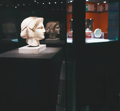這次展覽共展出127件/套文物。  　?。ㄖ袊?guó)文物交流中心供圖）
