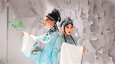 劉小川(右)與搭檔表演昆曲《牡丹亭》。 受訪者供圖