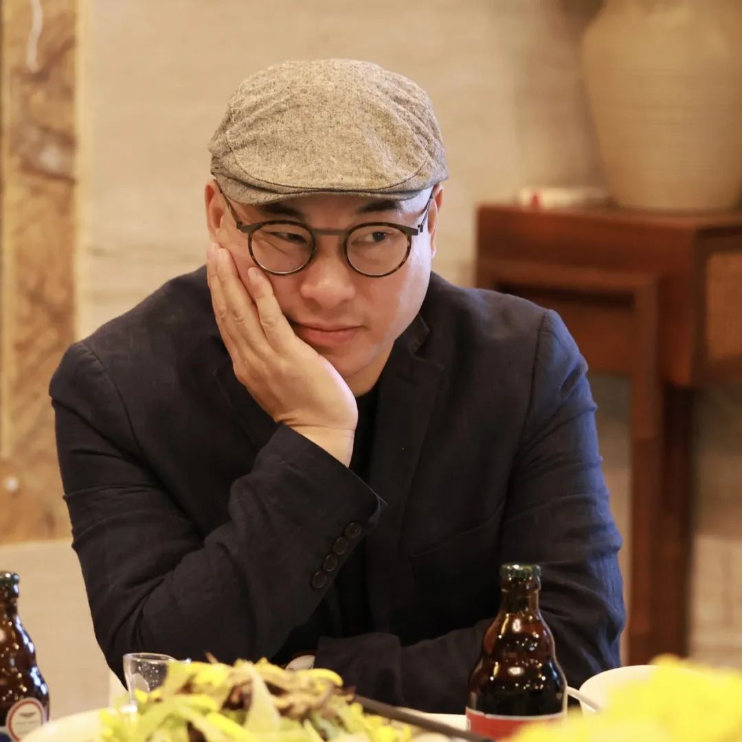 本期嘉賓：  鐘二毛，瑤族，湖南人，現(xiàn)居深圳。中國(guó)作協(xié)會(huì)員。在《當(dāng)代》《民族文學(xué)》《中國(guó)作家》等文學(xué)期刊發(fā)表大量作品，并多次被《小說(shuō)月報(bào)》《小說(shuō)選刊》《中篇小說(shuō)選刊》轉(zhuǎn)載。出版有長(zhǎng)篇小說(shuō)《小中產(chǎn)》《小浮世》，中短篇小說(shuō)集《回鄉(xiāng)之旅》《舊天堂》等10余部。曾獲《小說(shuō)月報(bào)》百花文學(xué)獎(jiǎng)、《民族文學(xué)》年度獎(jiǎng)、《青年文學(xué)》城市文學(xué)排行榜獎(jiǎng)等。編劇、導(dǎo)演電影作品《死鬼的微笑》獲第60屆美國(guó)羅切斯特國(guó)際電影節(jié)電影獎(jiǎng)。