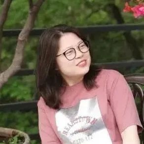 本期主持人：  徐海玉，朝鮮族，黑龍江人。北京語(yǔ)言大學(xué)對(duì)外漢語(yǔ)碩士，中央民族大學(xué)朝鮮語(yǔ)言文學(xué)專業(yè)博士（在讀）。曾任對(duì)外漢語(yǔ)教師，現(xiàn)任《民族文學(xué)》（朝鮮文版、漢文版）副編審，譯作有《人生那么長(zhǎng)，停一下又何妨》（中信出版社）等。