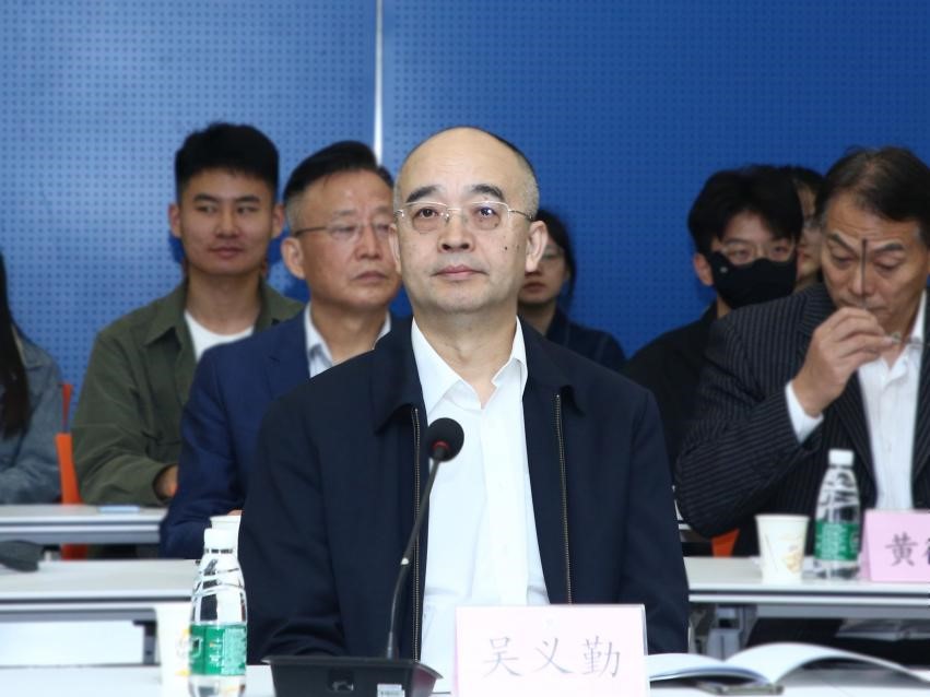 中國作協(xié)黨組成員、副主席吳義勤出席論壇并致辭