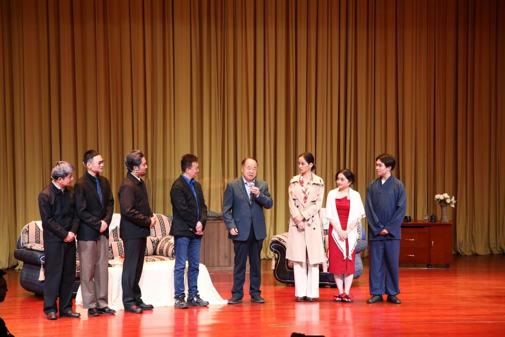 莫言觀看江蘇師范大學(xué)“雷雨”劇社學(xué)生表演的話劇《鱷魚》并與表演團隊合影