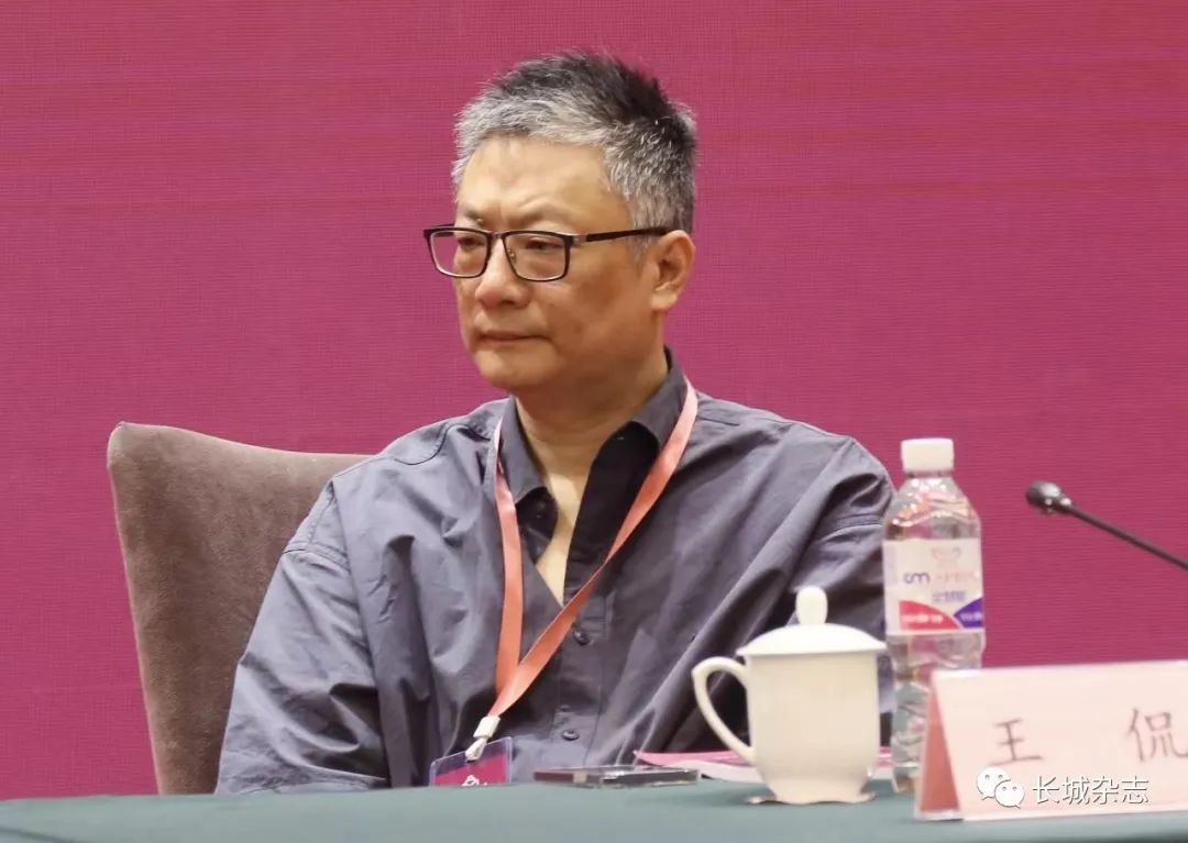 王侃，浙江東陽(yáng)人，文學(xué)博士，杭州師范大學(xué)人文學(xué)院教授。主要研究領(lǐng)域?yàn)橹袊?guó)現(xiàn)當(dāng)代文學(xué)史、中國(guó)當(dāng)代文學(xué)批評(píng)、中國(guó)電影等。在各類學(xué)術(shù)期刊發(fā)表學(xué)術(shù)論文百余篇，出版有《詩(shī)與思的維度》《敘事門與修辭術(shù)》《時(shí)見(jiàn)疏星渡河漢》等著作十余部。曾獲第三屆唐弢青年文學(xué)研究獎(jiǎng)、第五屆中國(guó)當(dāng)代文學(xué)優(yōu)秀批評(píng)家獎(jiǎng)。