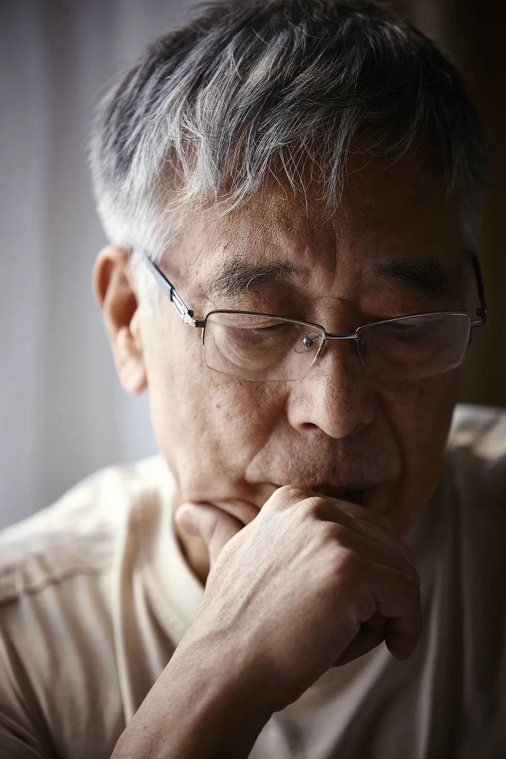 王晉康，1948年出生于河南南陽；著名科幻作家、高級(jí)工程師；1993年發(fā)表處女作《亞當(dāng)回歸》，即獲當(dāng)年度中國科幻銀河獎(jiǎng)，此后15次榮獲該獎(jiǎng)項(xiàng)；迄今已發(fā)表短篇小說近百篇，出版長篇小說20余部，代表作有長篇小說《類人》《蟻生》《十字》《與吾同在》，短篇小說集《替天行道》《最后的愛情》《生命之歌》《七重外殼》《西奈噩夢》《豹》等；曾獲銀河獎(jiǎng)、全球華語星云獎(jiǎng)終身成就獎(jiǎng)、騰訊文學(xué)獎(jiǎng)年度小說家、京東文學(xué)獎(jiǎng)年度科幻圖書獎(jiǎng)、陽翰笙文學(xué)獎(jiǎng)、吳承恩文學(xué)獎(jiǎng)等；作品被譯成英、意、日、德等多種語言。