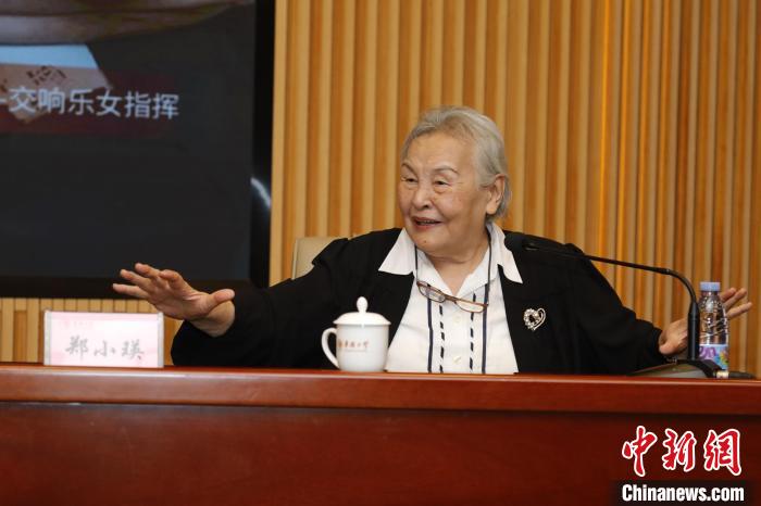10月18日，鄭小瑛走進(jìn)華僑大學(xué)泉州校區(qū)，為學(xué)子們帶來專題講座——“洋戲中唱”藝術(shù)分享會。劉沛 　攝