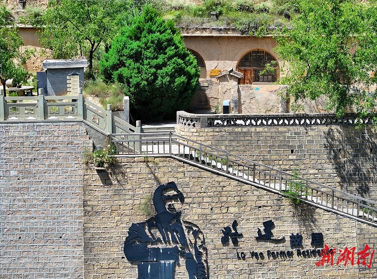 清澗縣石嘴驛鎮(zhèn)王家堡村，路遙出生的窯洞就在國道邊一面土坡上。