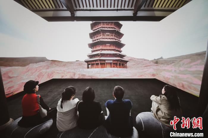 觀眾以全新角度的沉浸登臨體驗(yàn)，感受古塔所承載的唐遼之風(fēng)和中古文化美感。(瑞安新天地供圖)