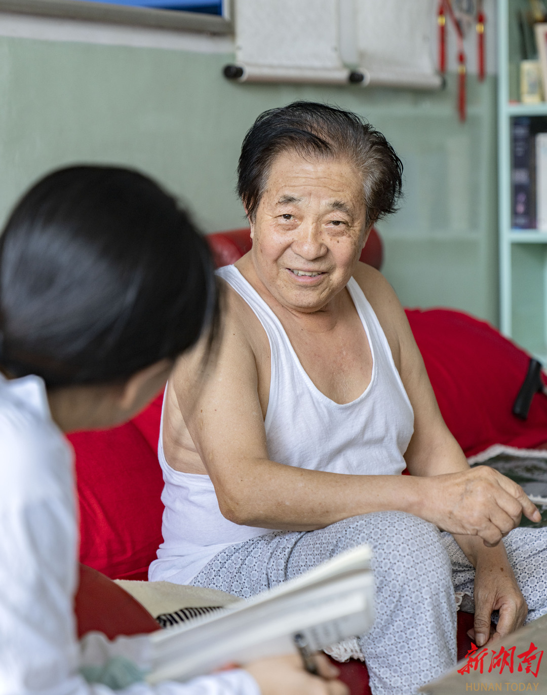 7月27日，賈家莊村村民任彥雄講述當(dāng)年馬烽在村里的往事。