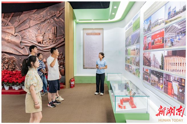 7月26日，游客在賈家莊展覽館參觀。