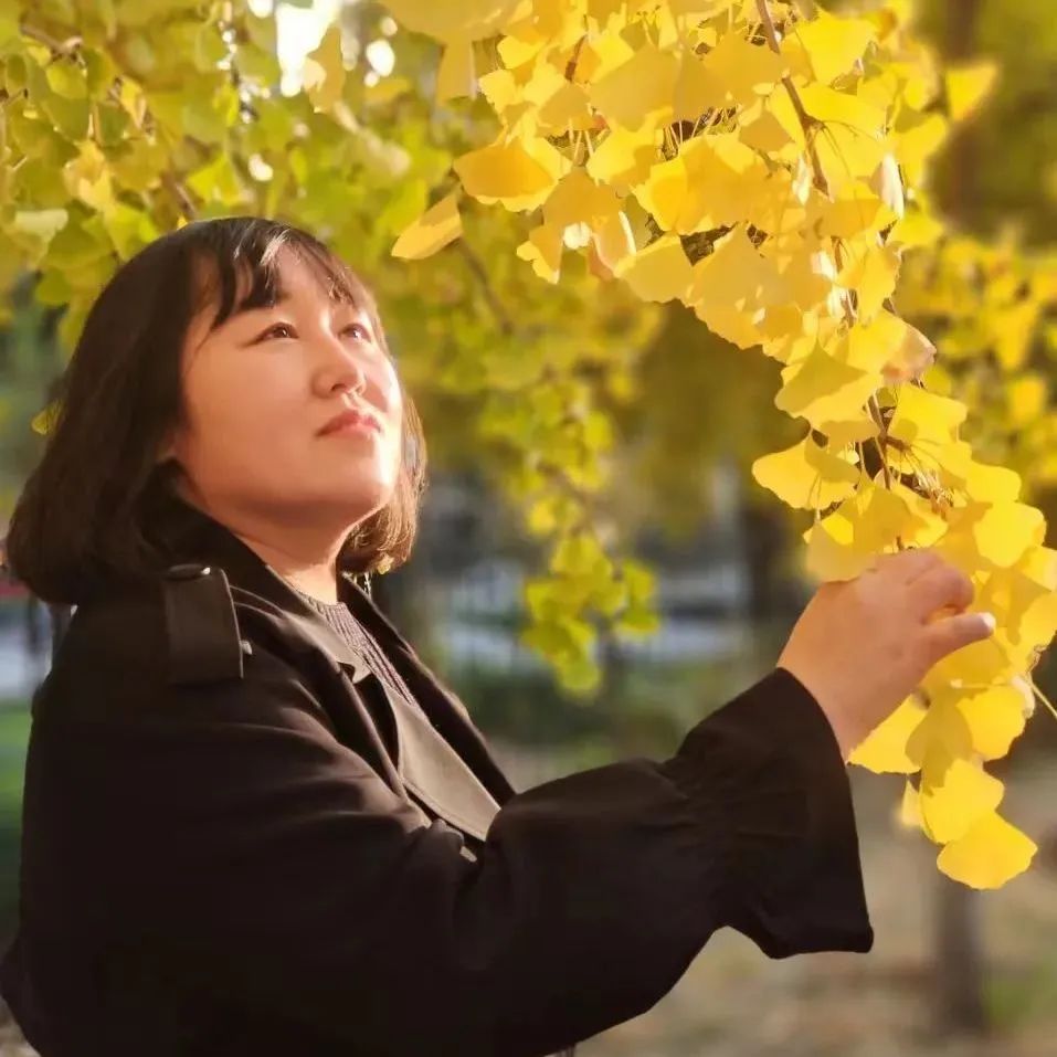 劉云芳， 中國作家協(xié)會(huì)會(huì)員，河北文學(xué)院簽約作家。作品主要發(fā)表于《北京文學(xué)》《天涯》《青年文學(xué)》《散文》《散文選刊》等報(bào)刊。曾兩次獲得香港青年文學(xué)獎(jiǎng)，并獲得孫犁散文獎(jiǎng)雙年獎(jiǎng)、孫犁文學(xué)獎(jiǎng)、河北文藝貢獻(xiàn)獎(jiǎng)。已出版散文集《木頭的信仰》《給樹把脈的人》《陪你變成魚》，童話《奔跑的樹枝馬》《老樹洞婆婆的故事》。