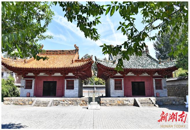 左為二郎廟，右為關(guān)帝廟。