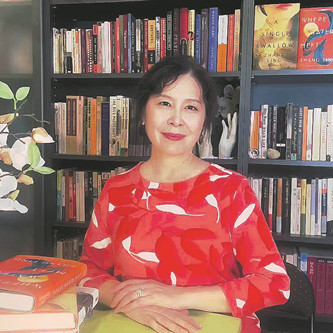 張翎，浙江溫州人，海外華文作家、編劇。代表作有《勞燕》《余震》《金山》等。