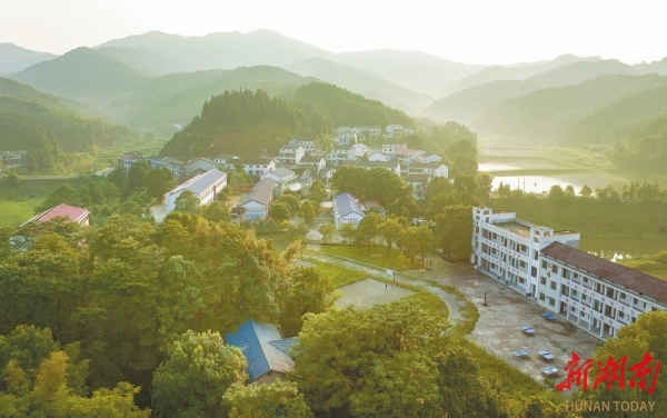 山清水秀的汨羅市三江鎮(zhèn)八景村。本版照片除資料照片外均為湖南日報全媒體記者 李健 攝