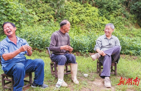 8月15日，汨羅市三江鎮(zhèn)八景村，韓少功（右）與村民在一起開心交談
